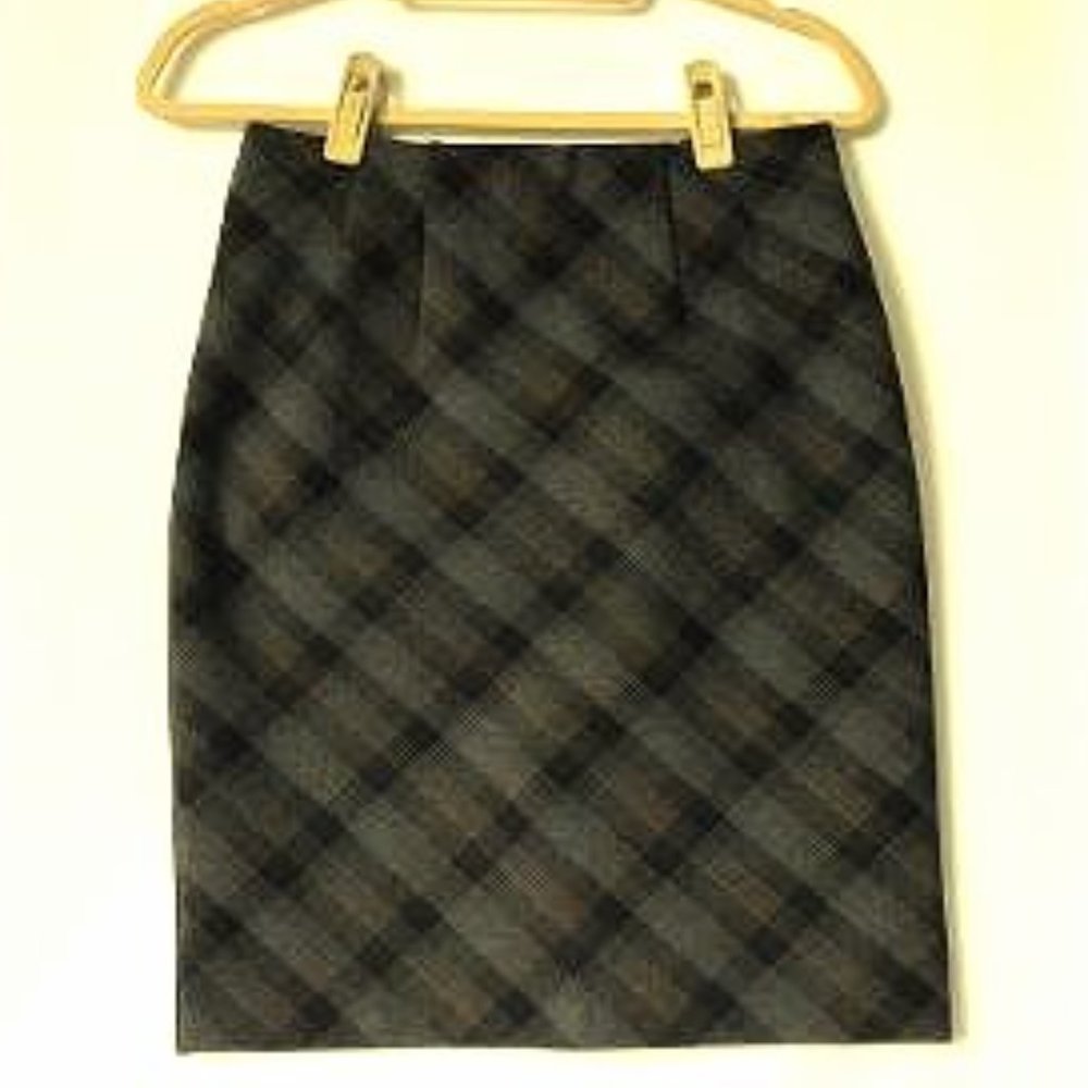 Amanda and Chelsea designer pencil skirt.